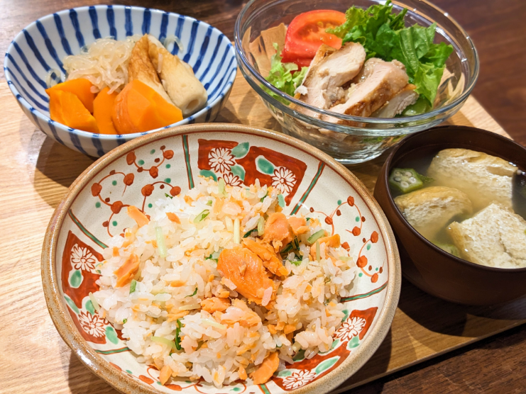 塩鮭と水菜の混ぜご飯 チキンサラダ 竹輪と白滝と人参の煮物 お味噌汁
