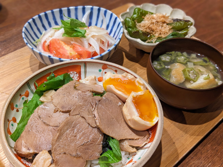 ○味玉チャーシュー丼 ○トマトと玉ねぎのサラダ ○焼きピーマン+鰹節 ○お味噌汁