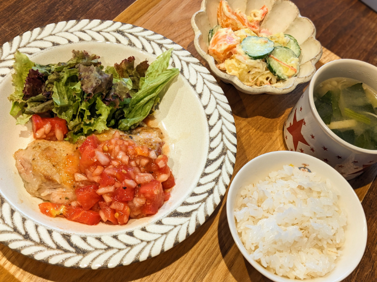 ○チキンソテー フレッシュトマトソース ○ポテトサラダ ○ 味噌汁 ○麦ごはん #はくばく