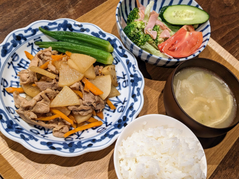 ○豚肉と大根の甘辛煮 ○ハムとブロッコリーのマヨサラダ ○オクラと生姜の煮浸し ○お味噌汁 ○ごはん #備蓄米