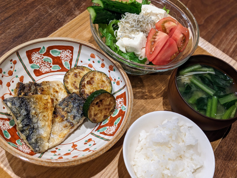 ○サバのハーブソルトソテー ○ズッキーニのソテー ○豆腐とじゃこのサラダ ○お味噌汁 ○ごはん #備蓄米