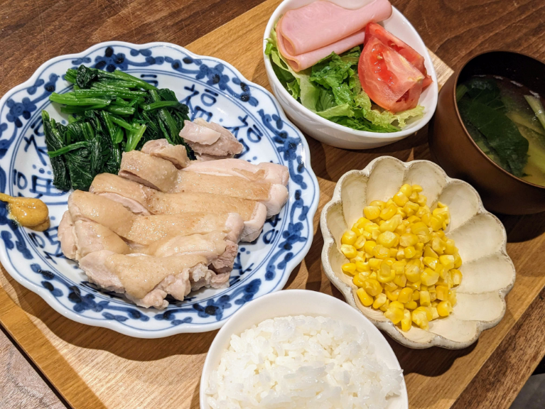 ○蒸し鶏の辛子醤油 #暮しの手帖 レシピ ○茹でほうれん草 ○ミニサラダ ○オリーブオイルと塩の焼とうもろこし #あたしンち ユズヒコのレシピ ○お味噌汁 ○ごはん #備蓄米