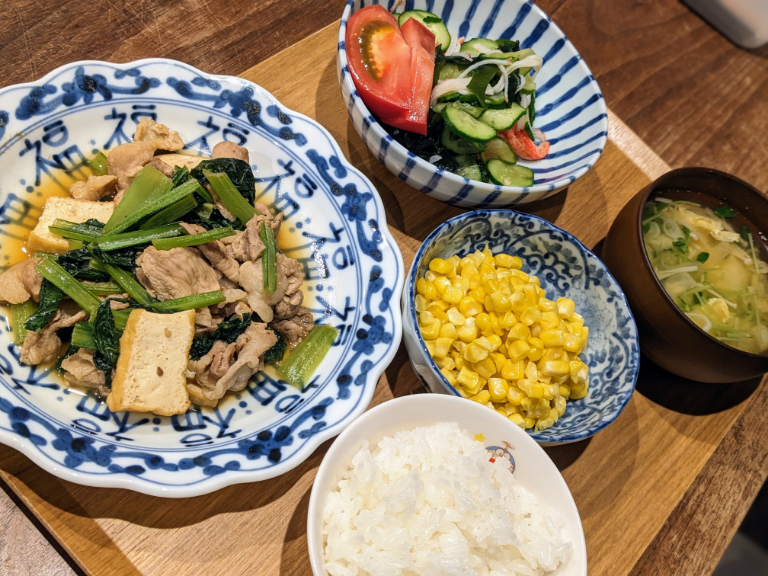 豚肉と厚揚げと小松菜炒め ○きゅうりとわかめとカニカマのおひたし ○トマト ○とうもろこし ○お味噌 ○ごはん #備蓄米