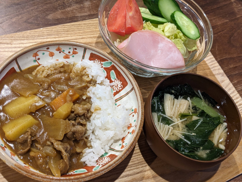 ○ビーフカレー ○サラダ ○お味噌