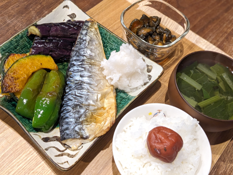 ○焼鯖+大根おろし ○夏野菜の焼きびたし ○きゅうりのキューちゃん ○お味噌 ○ごはん #備蓄米
