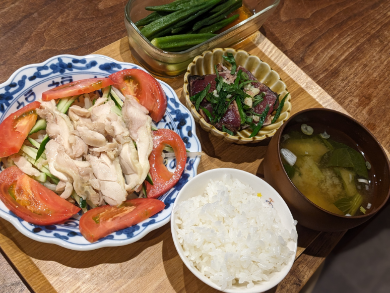 ○蒸し鶏の棒々鶏風 ○かつおのたたき ○オクラと生姜のお浸し ○お味噌 ○ごはん #備蓄米 #生活応援米