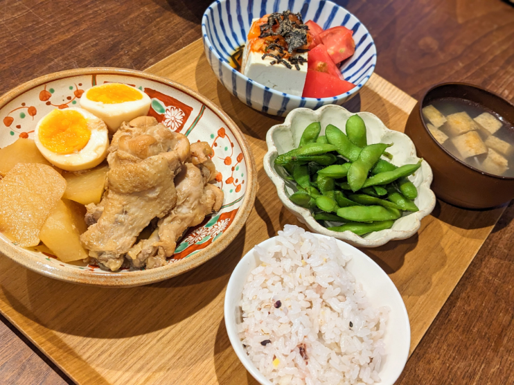 鶏手羽元と卵と大根のさっぱり煮 ○枝豆 ○キムチと塩昆布の冷奴 ○トマト ○すまし汁 ○雑穀ごはん #はくばく