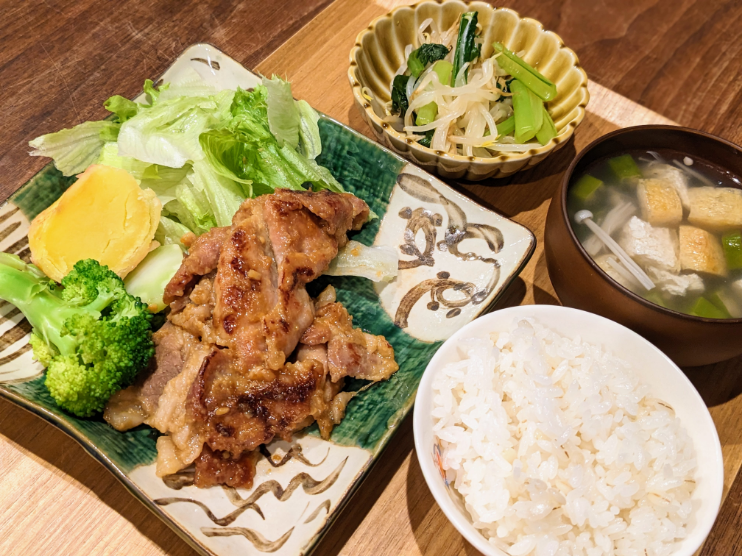 ○豚肉の味噌漬け焼き ○サラダ ○もやしと小松菜ポン酢和え ○すまし汁 ○麦ごはん #はくばく