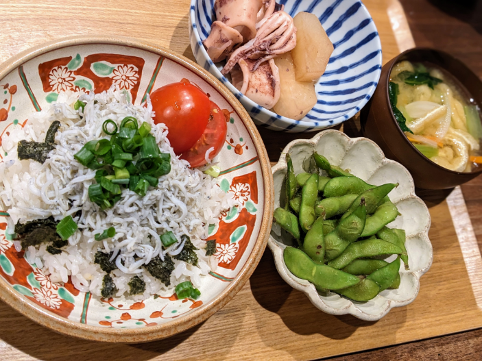 ○しらす丼 ○トマト ○イカ大根 ○枝豆 ○お味噌汁