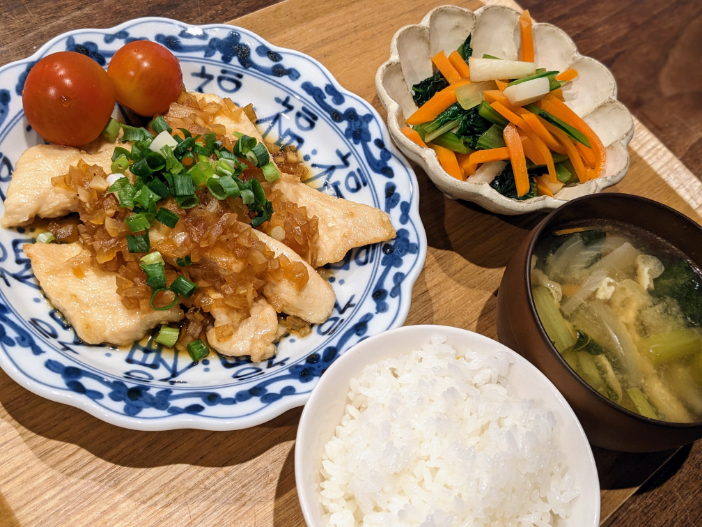 ○ 鶏むね肉の玉ねぎ甘酢だれ ○ミニトマト ○小松菜と人参とちくわのお浸し ○お味噌汁 ○ごはん #備蓄米 #楽天生活応援米