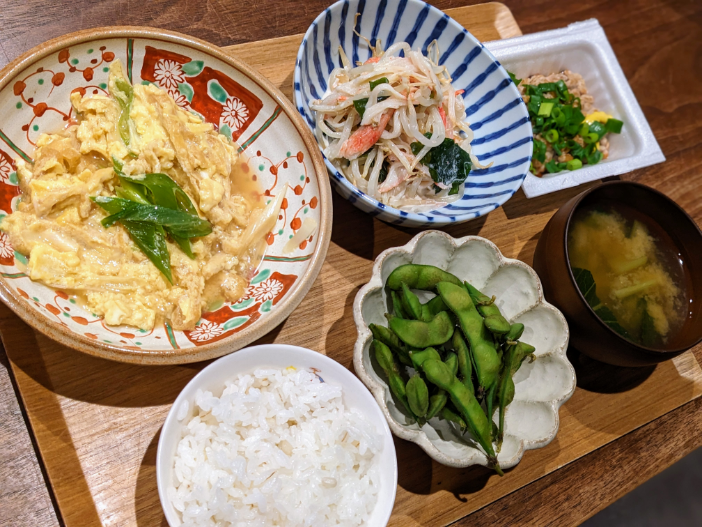 ○油揚げとネギの玉子とじ ○もやしとカニカマとわかめのマヨ和え ○枝豆、納豆 ○お味噌汁 ○麦ごはん