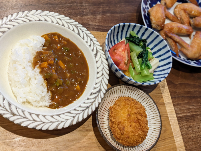 ○野菜カレー ○コロッケ ○小松菜とちくわのお浸し ○トマト ○手羽先のにんにく醤油焼き