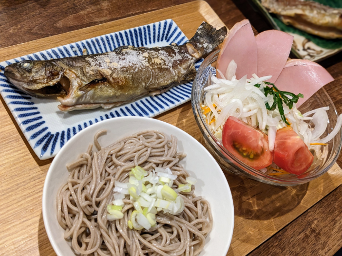 ○冷やし蕎麦 ○ニジマスの塩焼き ○サラダ