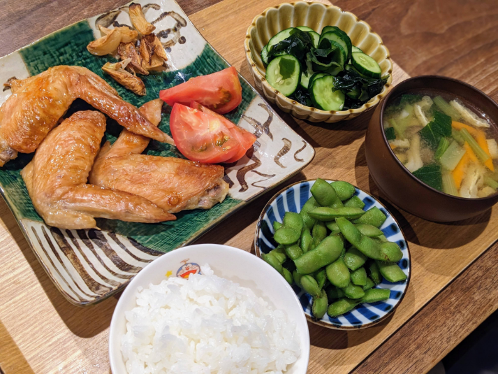 ○手羽先のにんにく醤油焼き ○きゅうりとわかめのポン酢和え ○トマト ○枝豆 ○味噌汁 ○ごはん