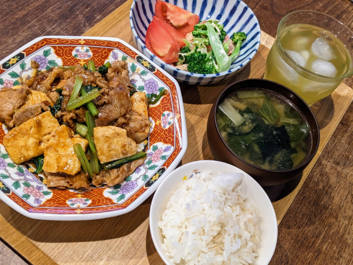 ○豚肉と豆腐の味噌炒め #cookdo ○ブロッコリーとカニカマのサラダ ○味噌汁 ○麦ごはん #はくばく #備蓄米
