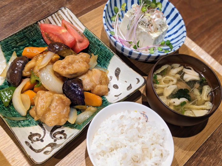 ○鶏肉と野菜の甘酢炒め ○ちりめんじゃこの冷奴 ○味噌汁 ○麦ごはん #つや姫 #はくばく