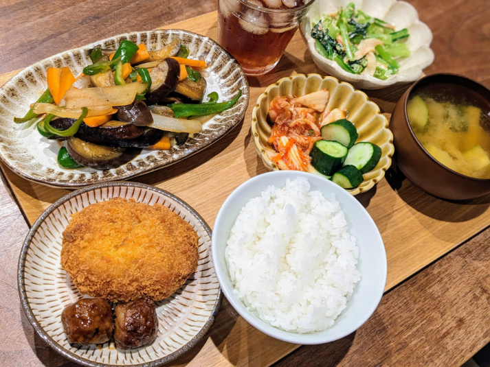 ○コロッケ+肉団子 ○野菜炒め ○キムチ+きゅうり ○小松菜とカニカマのマヨあえ ○味噌汁 ○ごはん