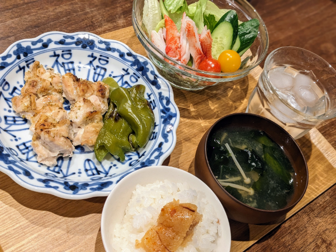 ○鶏肉とピーマンのグリル ○カニカマサラダ ○お味噌汁 ○ごはん