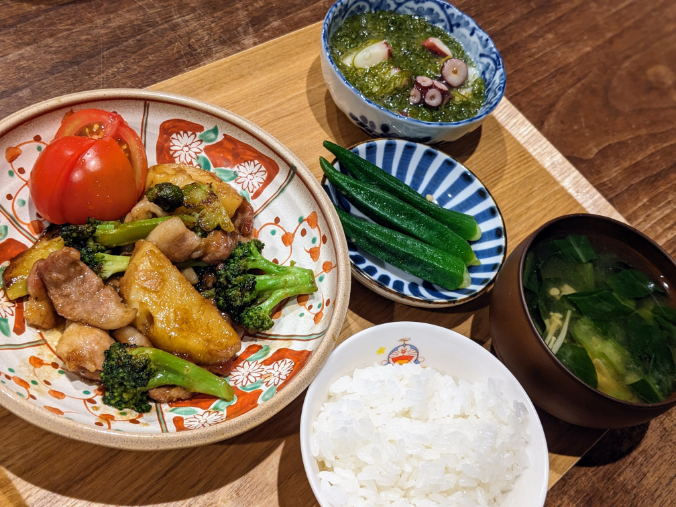 ○豚肉とじゃがいもとブロッコリーのオイスター炒め #山本ゆり さんのレシピ ○タコのめかぶ和え ○トマト ○オクラと生姜の煮浸し ○お味噌汁 ○ごはん
