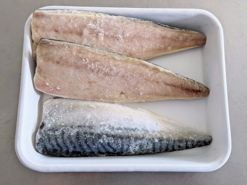 飯田商店の骨取り冷凍サバの様子